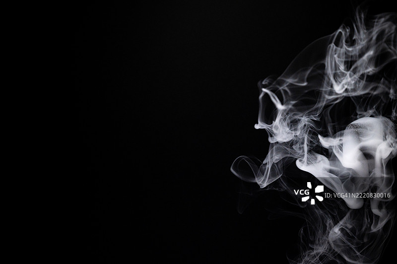 白色烟雾与黑色背景图片素材