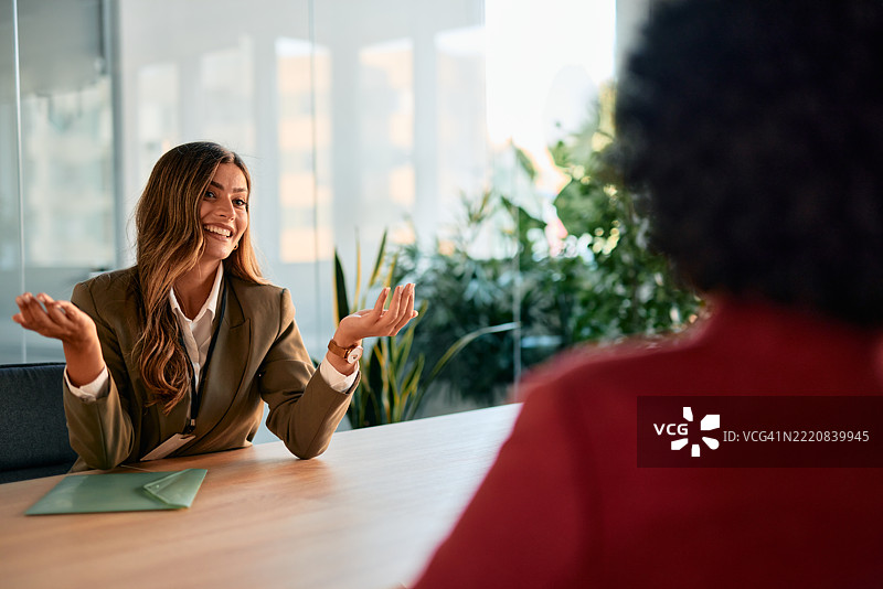 年轻女商人在面试中解释某事图片素材