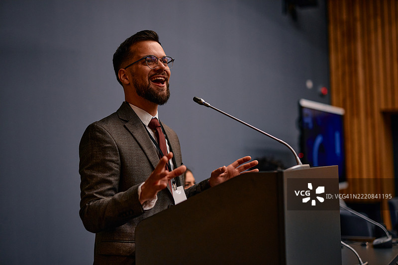 在会议上大笑的励志演讲者图片素材