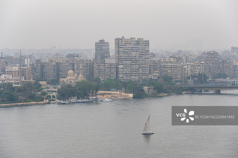 开罗，埃及，尼罗河畔和扎马雷克天际线在雾霭弥漫的日子图片素材