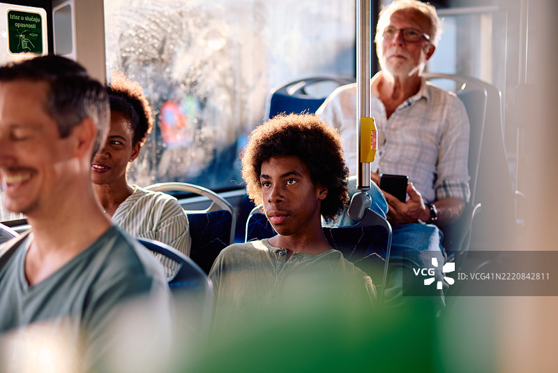 乘客在公共交通巴士上向窗外望去图片素材