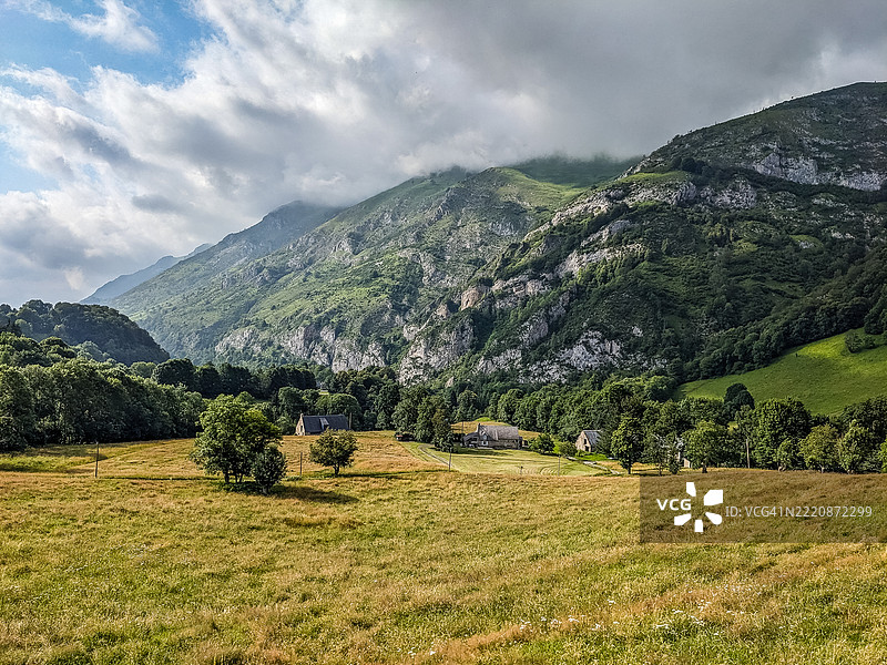 法国上比利牛斯地区的乡村风光图片素材