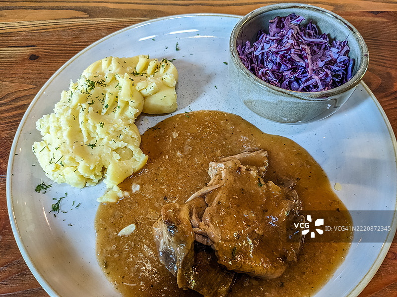 传统波兰菜：土豆配红烧猪肉和红甘蓝沙拉图片素材