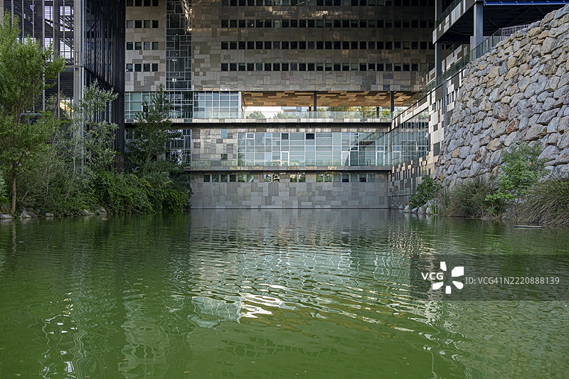 蒙彼利埃市政厅在河面上的建筑倒影图片素材