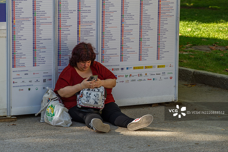 坐在阴凉处图片素材