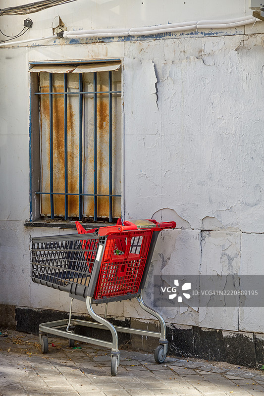 街上被遗弃的购物车图片素材