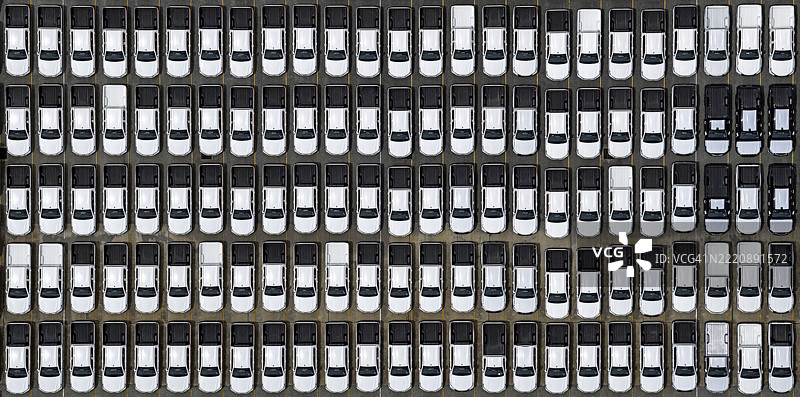 经销商处新车排成一排的鸟瞰图。图片素材