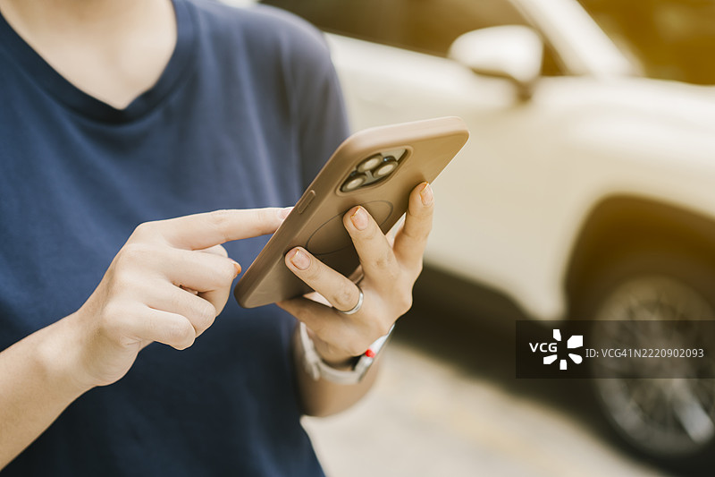 特写镜头下的女性使用智能手机图片素材