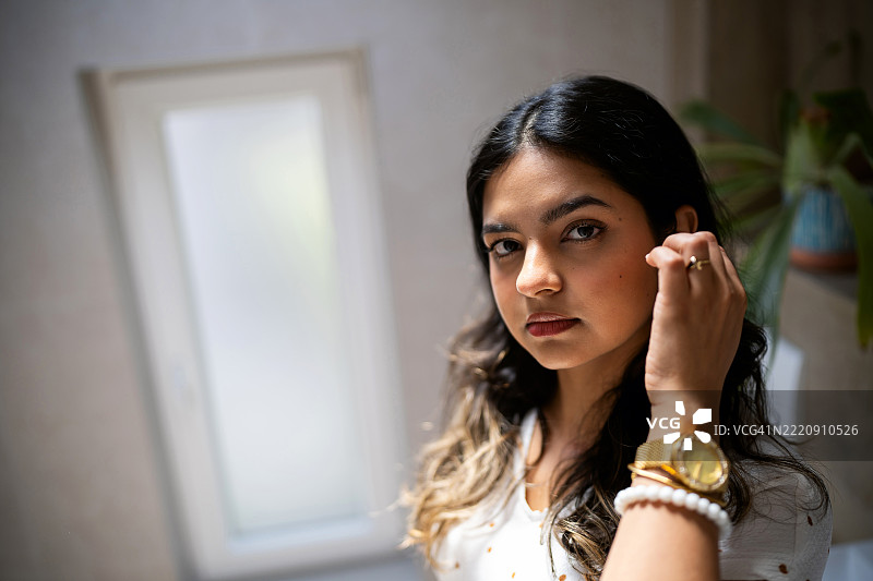 年轻印度女性在轻松的室内环境中肖像图片素材