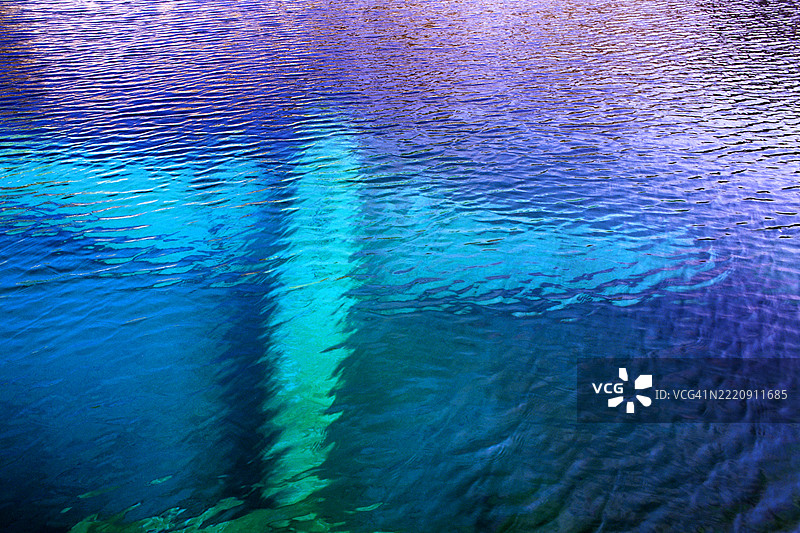 浅水中的沉没飞机图片素材