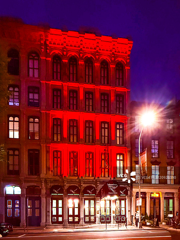 费城独立公园酒店旁边夜景中的行人图片素材