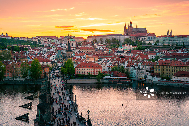 捷克共和国中波希米亚的布拉格查尔斯桥在黎明时分图片素材