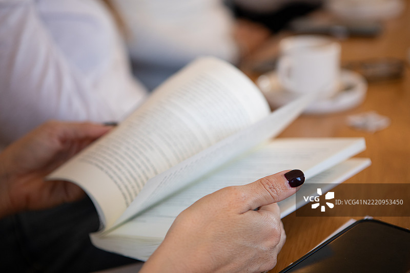 特写镜头下的女性手握着一本书图片素材