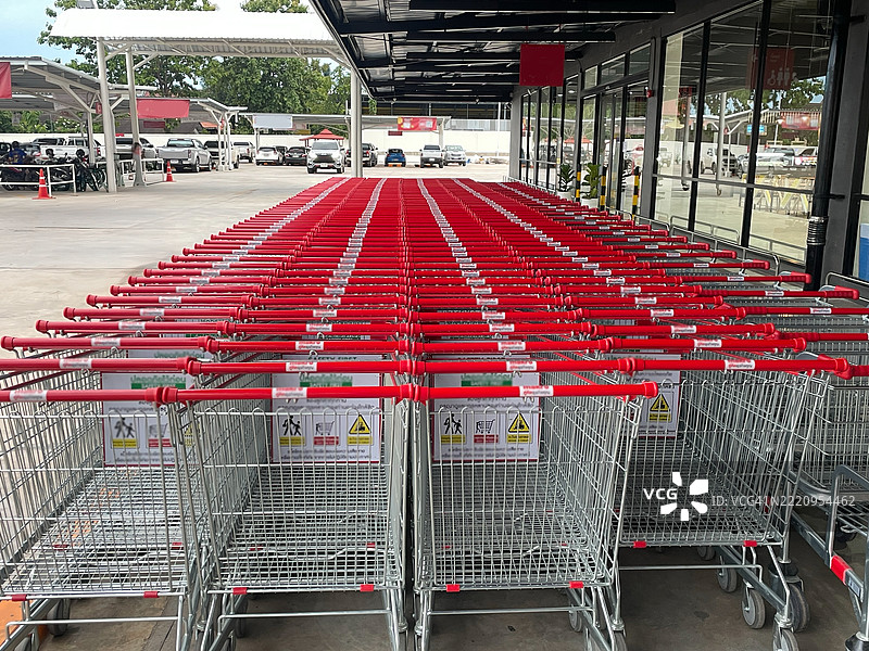 一排购物车整齐地停放在停车场中图片素材