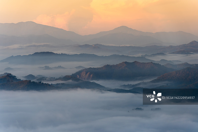 泰国耶拉省清晨美丽的云海风景图片素材