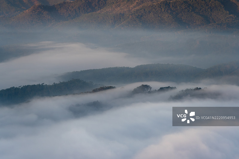 泰国耶拉省清晨美丽的云海风景图片素材