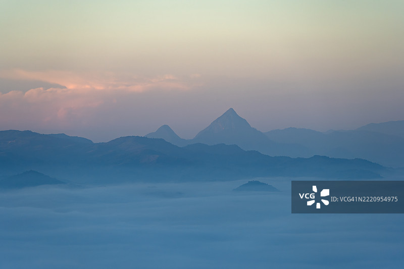 泰国耶拉省清晨美丽的云海风景图片素材