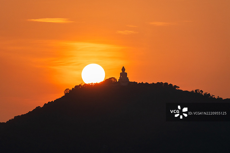 普吉岛白色大理石佛寺背后的日落图片素材