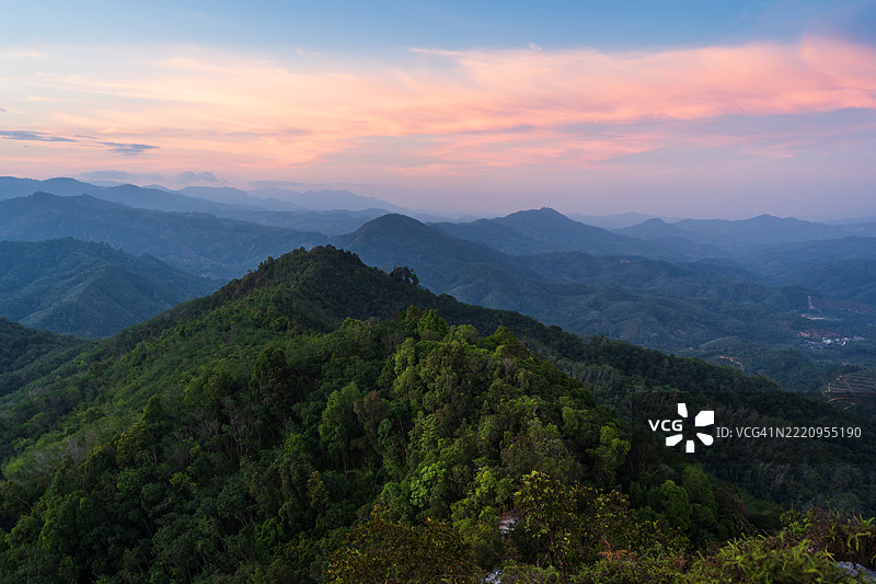 泰国耶拉省的美丽山脉风景图片素材