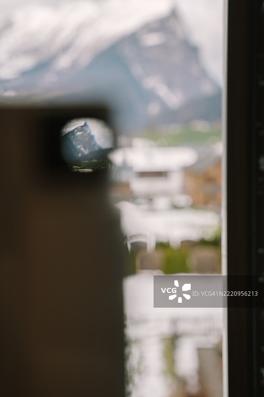 通过即时相机取景器看到的山景图片素材