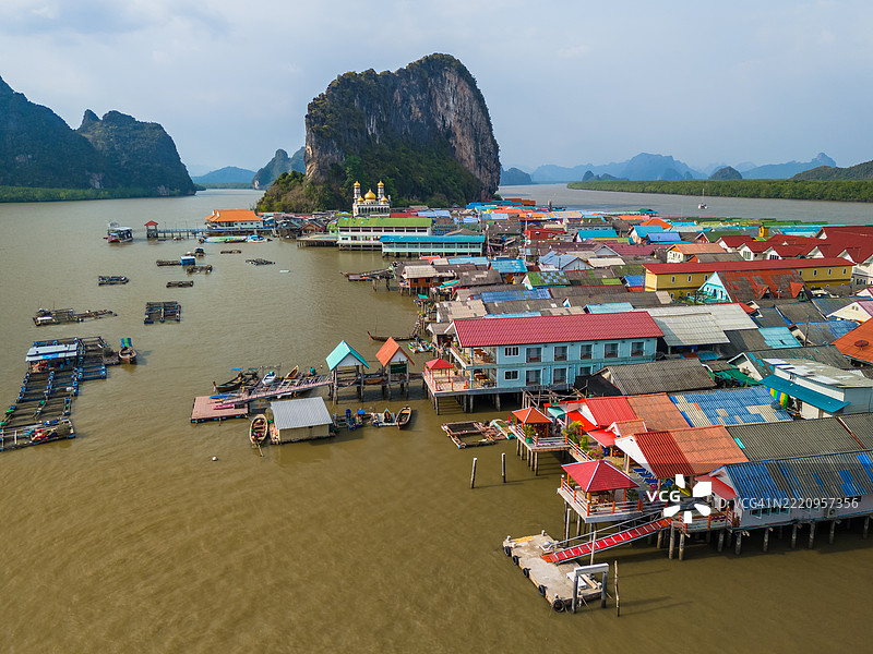 泰国攀牙湾的潘伊岛漂浮村庄的鸟瞰图图片素材