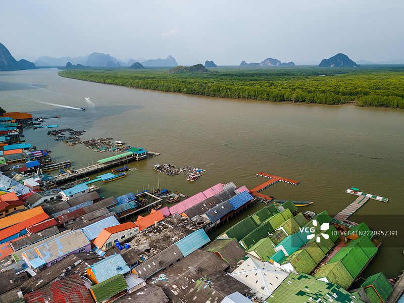 泰国攀牙湾潘伊岛上的漂浮村庄鸟瞰图图片素材