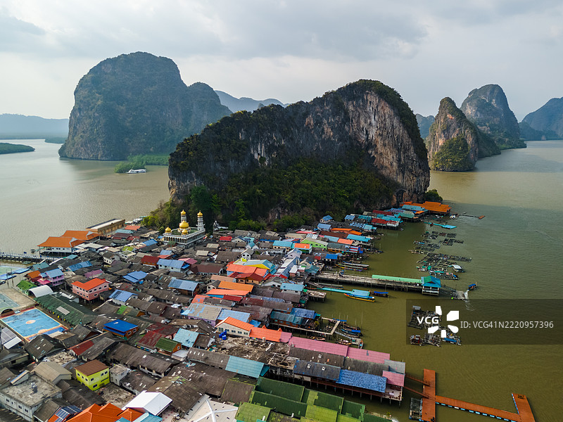 泰国攀牙湾的潘伊岛漂浮村庄的鸟瞰图图片素材