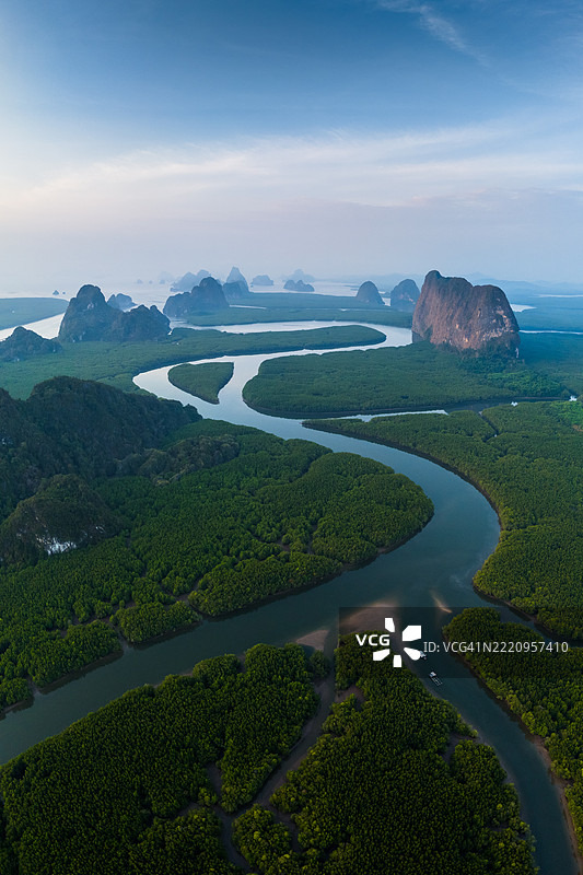 普吉岛海湾的红树林和海中岛屿的鸟瞰图图片素材