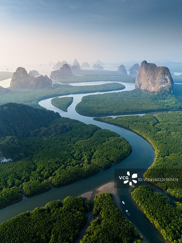 普吉岛海湾的红树林和海洋中的岛屿的鸟瞰图图片素材