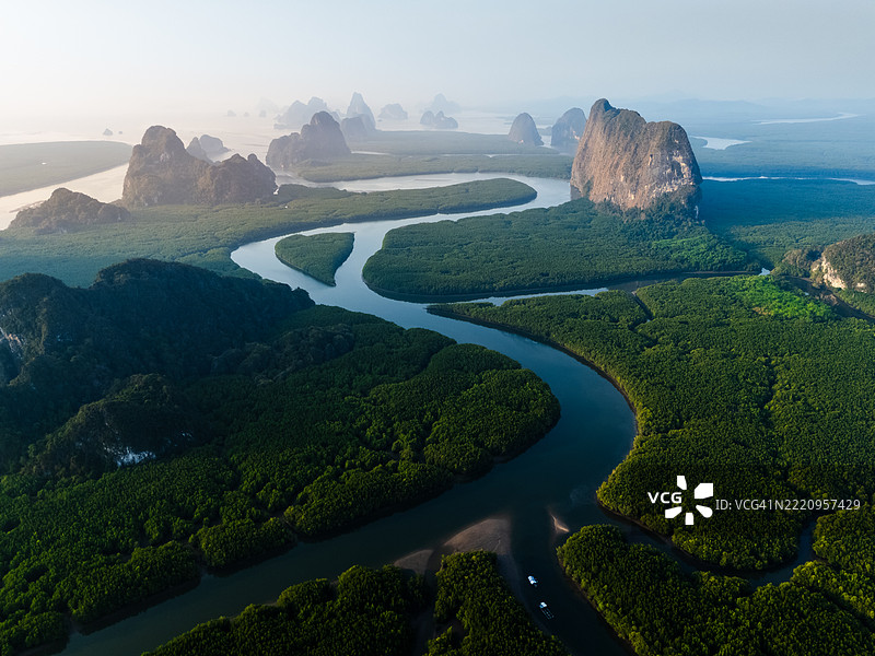 普吉岛海湾的红树林和海洋中的岛屿的鸟瞰图图片素材