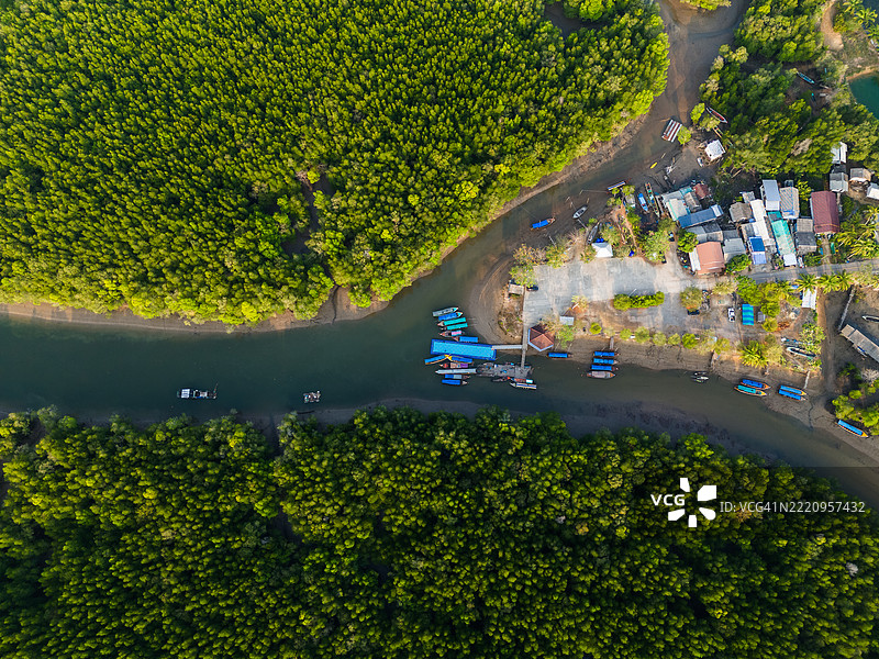 普吉岛海湾的红树林和海中岛屿的鸟瞰图图片素材