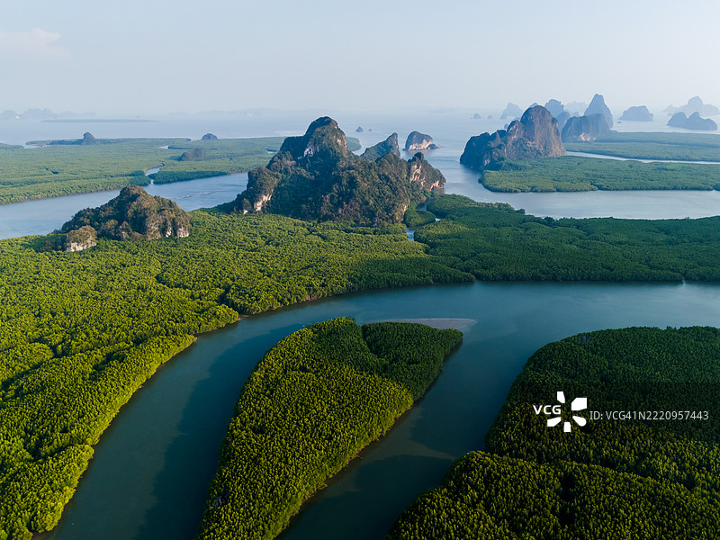 普吉岛海湾的红树林和海洋中的岛屿的鸟瞰图图片素材