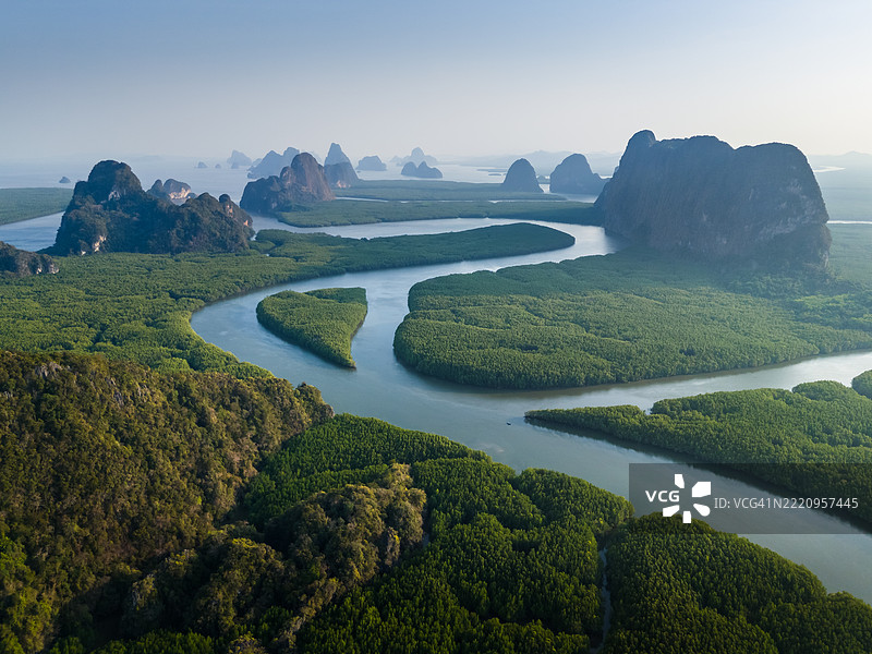 普吉岛海湾的红树林和海洋中的岛屿的鸟瞰图图片素材