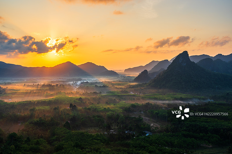 泰国法塔隆省清晨美丽的山地风景图片素材