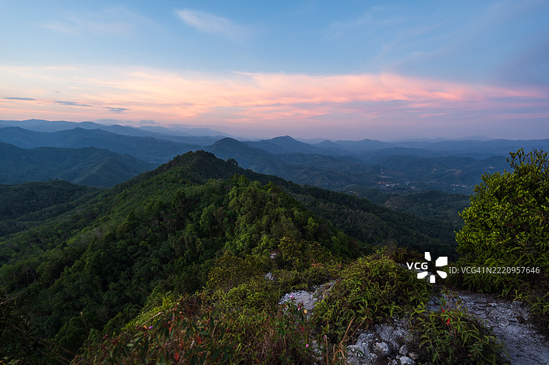 泰国耶拉省的美丽山脉风景图片素材