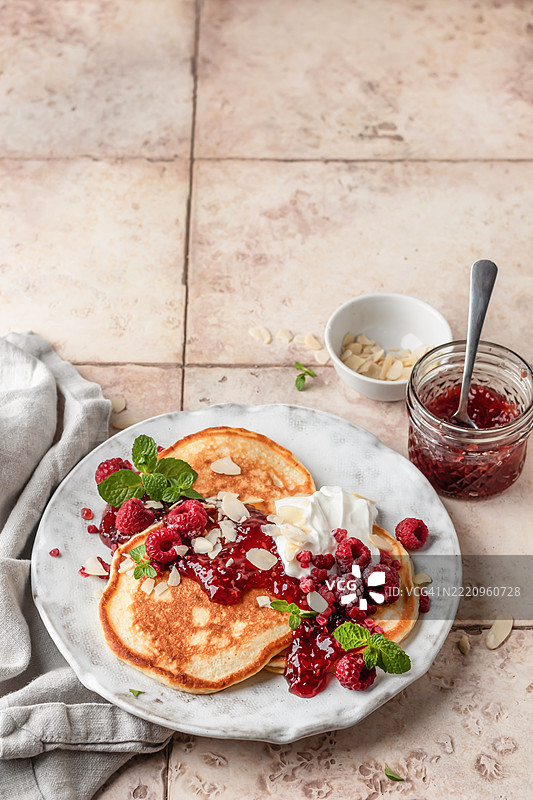 自制煎饼配酸奶、浆果和覆盆子果酱，适合马斯连尼察节或煎饼日早餐图片素材