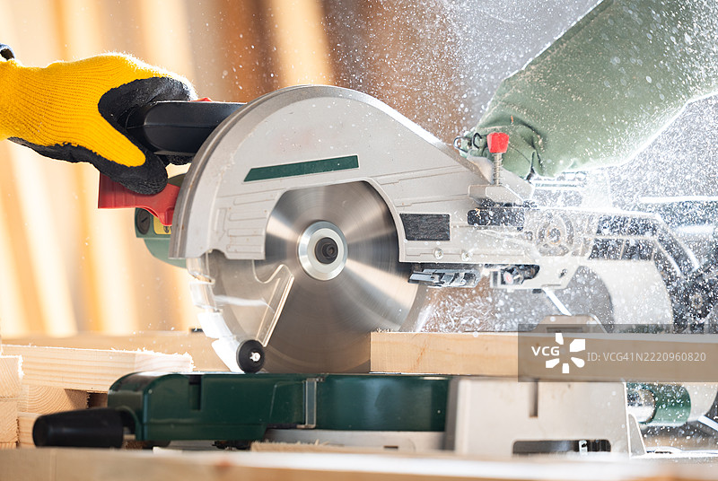 塞尔维亚，一位木匠正在使用圆锯切割木板的特写镜头图片素材