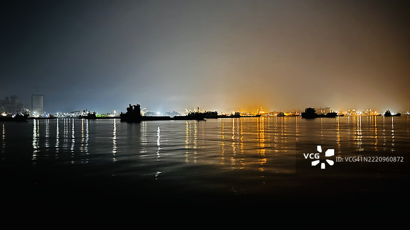 城市在海面上的倒影，库尔纳，孟加拉国图片素材