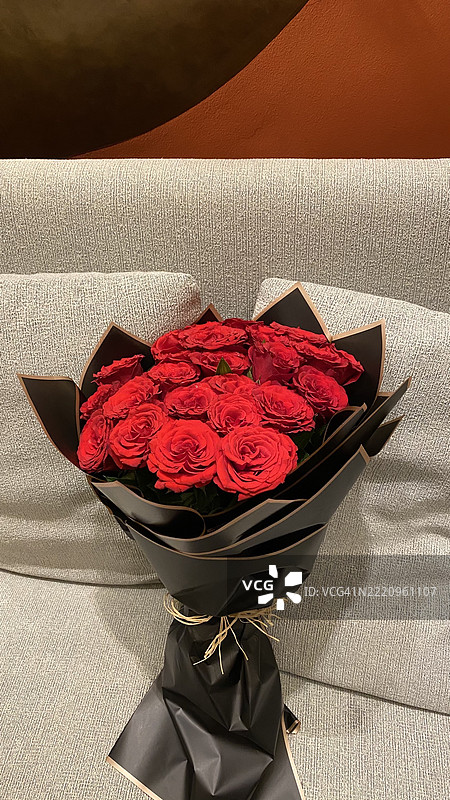 高角度视图的红玫瑰在桌子上呈心形，阿拉伯联合酋长国图片素材