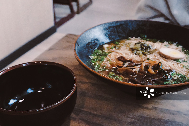 桌子上碗里的食物特写，纽约，美国图片素材