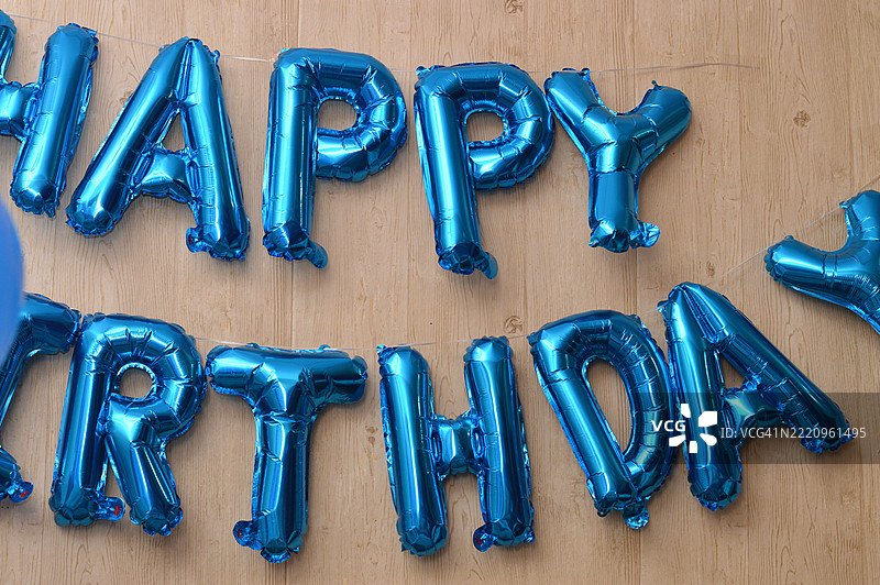 从高处俯视五彩斑斓的文字在木桌上图片素材