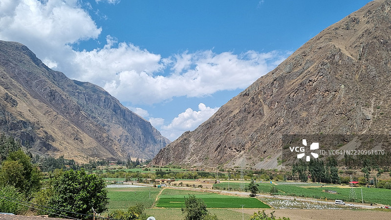 秘鲁奥扬泰坦博镇入口处的安第斯山脉融水溪流的山谷图片素材