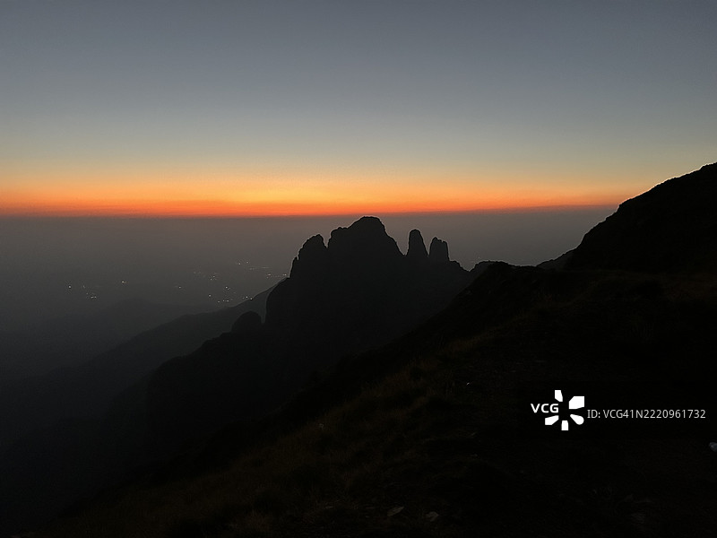 日落时分，天空映衬下的山脉剪影美景图片素材