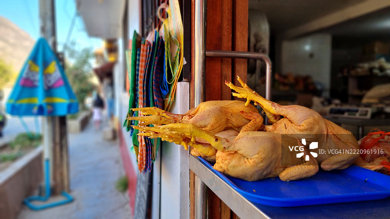 秘鲁特色菜肴：黄色生鸡肉图片素材