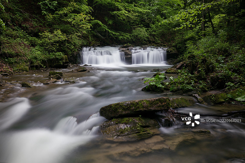 克鲁谢尔尼茨亚河上的瀑布，斯科莱贝斯基德山脉，乌克兰图片素材