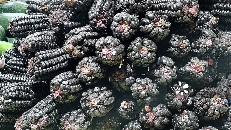 秘鲁安第斯地区的传统黑玉米图片素材