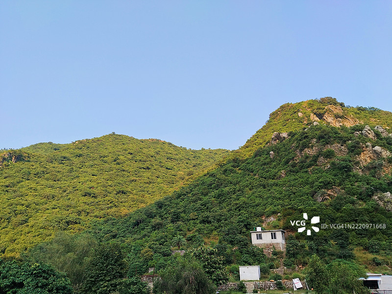 清澈天空下的山脉美景，伊斯兰堡，伊斯兰堡首都地区，巴基斯坦图片素材