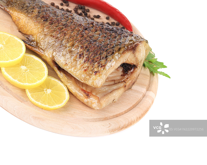 鱼鲈配蔬菜和柠檬图片素材