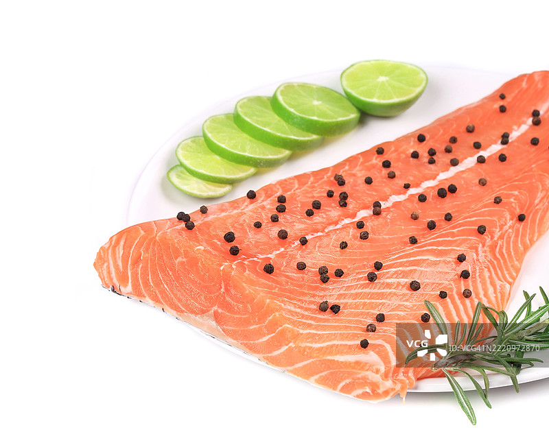 盘子上的胡椒和青柠三文鱼片图片素材