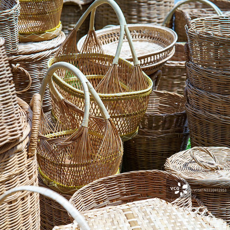 用天然材料手工制作的藤制工艺品，环保且可持续的理念图片素材